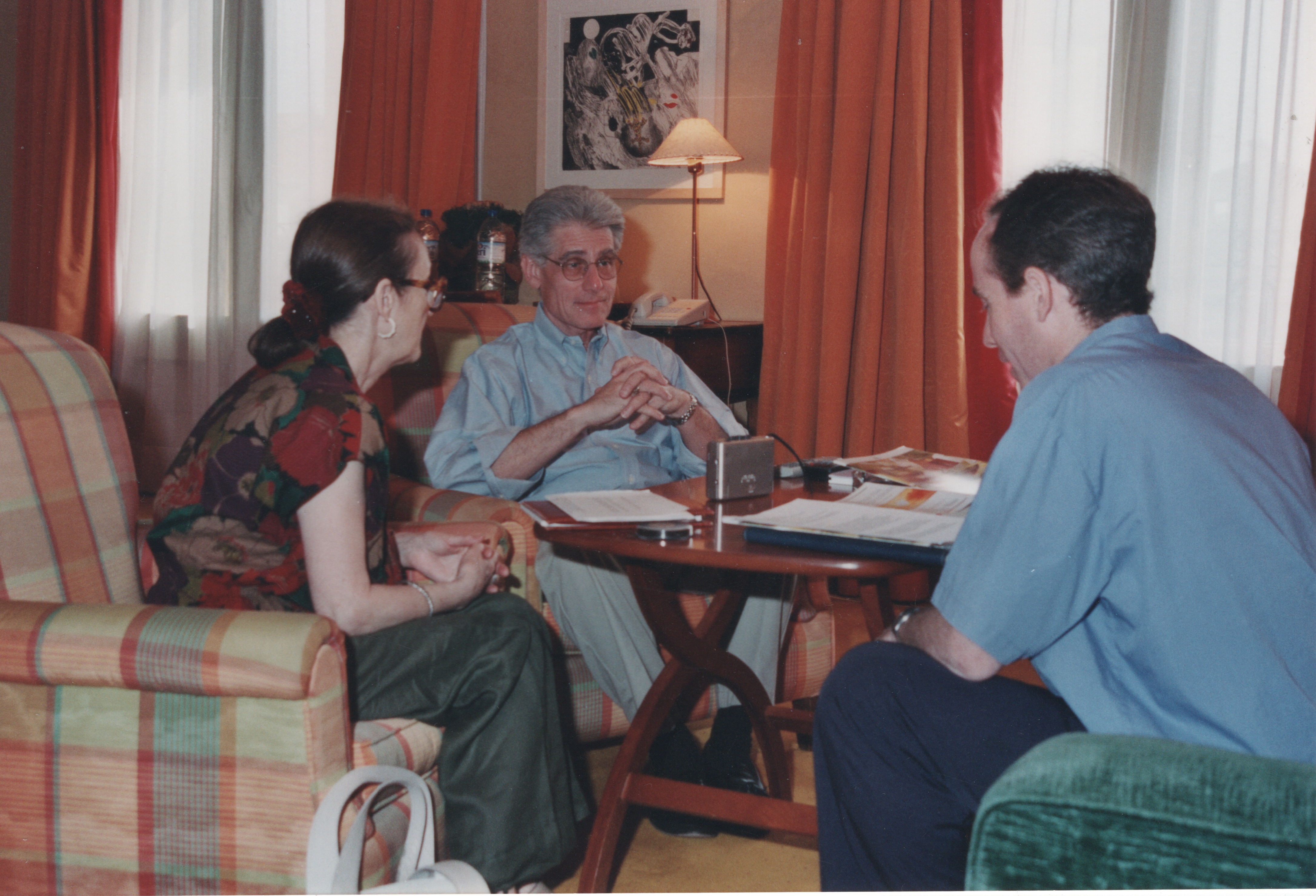 De la stânga la dreapta: interpretul Loto Perrella, medicul Brian Weiss și intervievatorul Josep Agustín. Foto: Natalia Campoy.